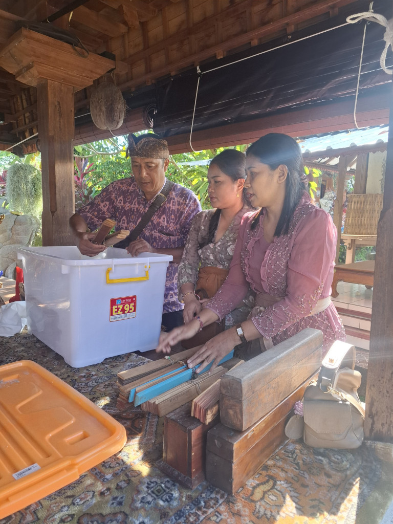 Pengambilan Lontar di Griya Made Abiansemal, untuk Proses Digitalisasi